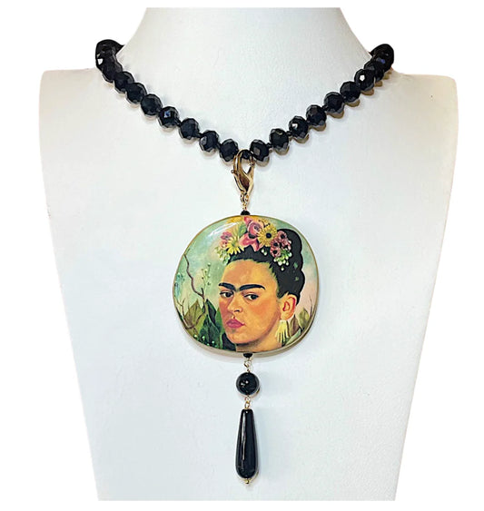 Collana di Cristallo con Pendente in Resina Frida Sfondo Verde